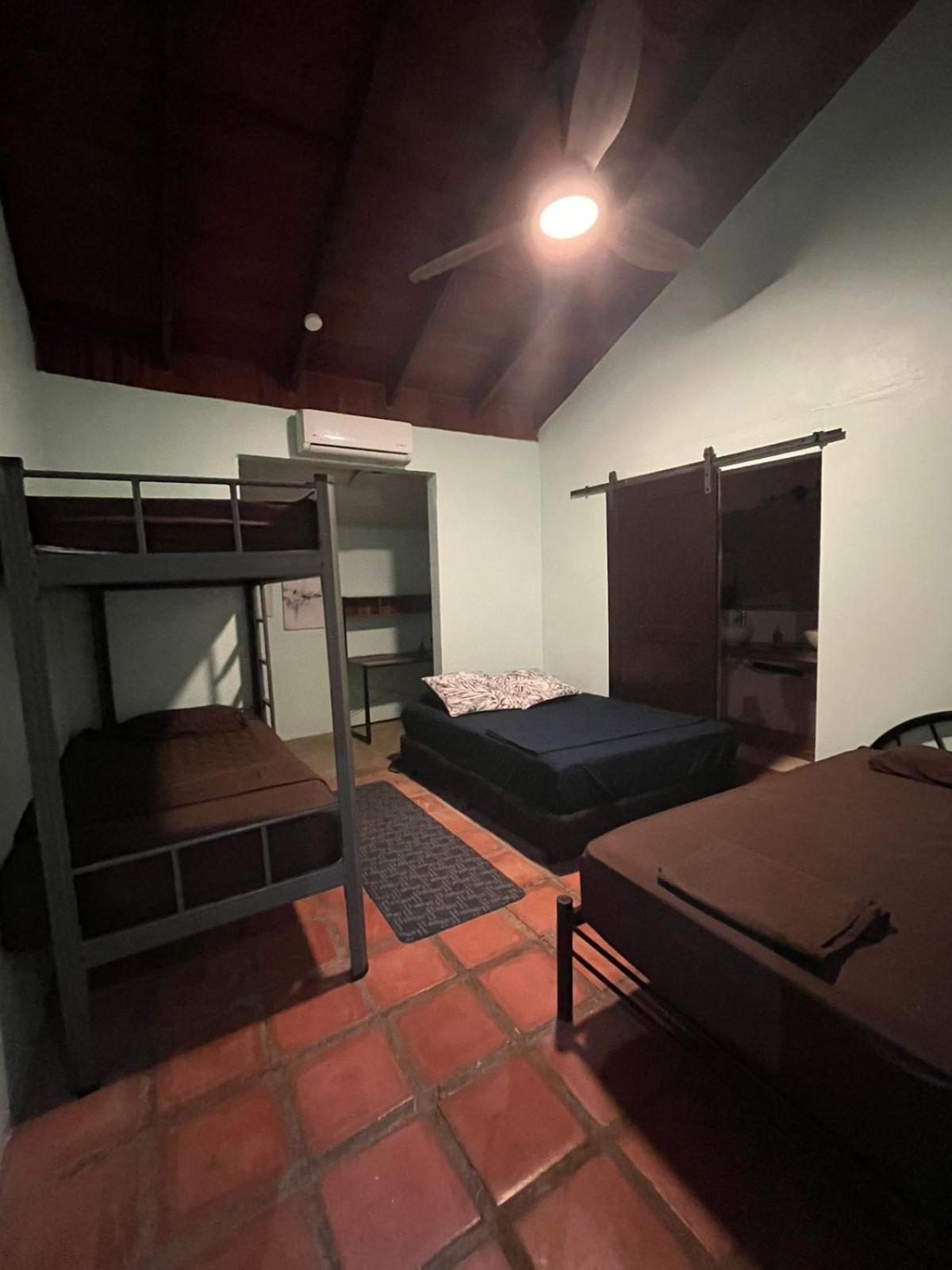 Хостел Tamarindo Backpackers Екстер'єр фото