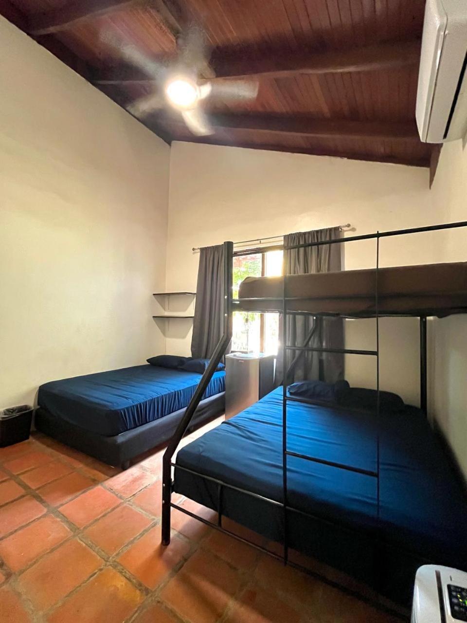 Хостел Tamarindo Backpackers Екстер'єр фото